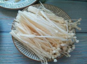金针菇洗净切掉根部。