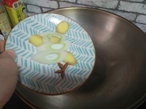 油热下葱姜八角炒香。