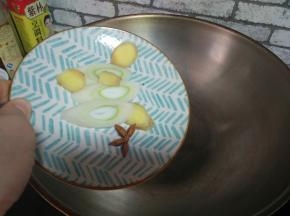 油热下葱姜八角炒香。