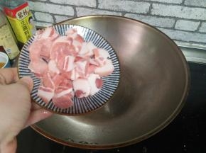加入五花肉。
