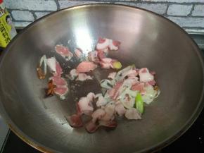 炒至肉色发白。