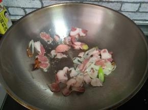 炒至肉色发白。