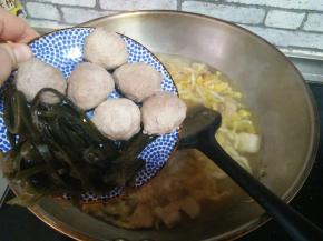 加入牛肉丸海带丝。