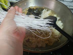加入粉条。盖上锅盖，煮20分钟。