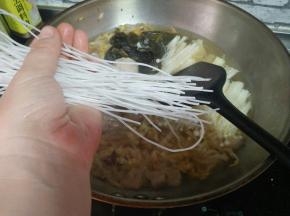 加入粉条。盖上锅盖，煮20分钟。