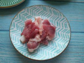 五花肉切片。