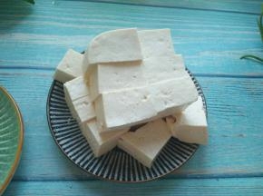 豆腐切块。