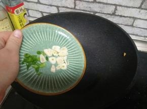 多余的油倒出去，留少许底油加葱蒜爆香。