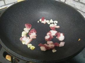 加入五花肉炒至肉色变白。