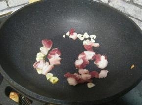 加入五花肉炒至肉色变白。