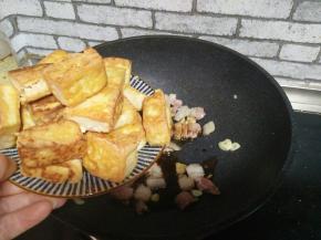 加入煎好的豆腐。