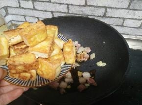 加入煎好的豆腐。