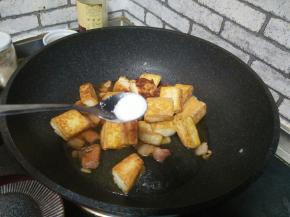 加入盐。盖上锅盖，小火闷十分钟。