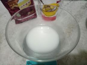 牛奶与油混合至乳化。