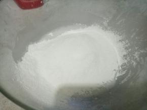 筛入低粉用打蛋器“Z”字形搅匀。