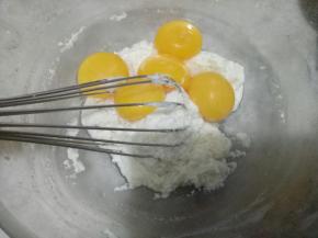 放入蛋黄Z字形搅匀