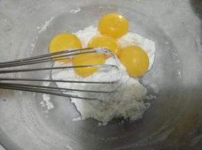放入蛋黄Z字形搅匀