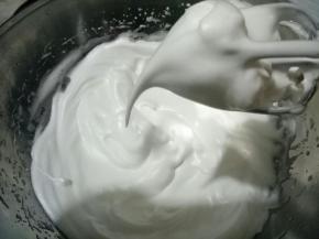 蛋清分三次加入细砂糖打发，这时候烤箱150度预热。