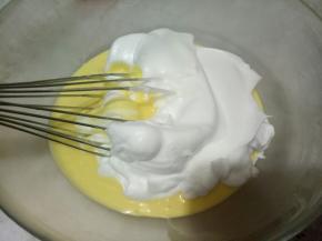 取三分之一蛋白糊与蛋黄糊翻拌均匀。