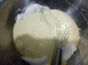 把翻拌均匀的糊全部倒回到剩下的蛋白里翻拌均匀。