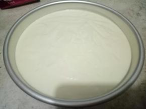 把蛋糕糊倒入8寸戚风模具里，震几下把大气泡震出去。放入已经预热好的烤箱里150度倒数第二层(我的烤箱是四层的)烤60分钟。