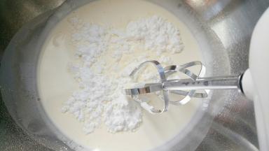 淡奶油加入糖粉打发。