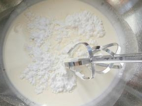 淡奶油加入糖粉打发。