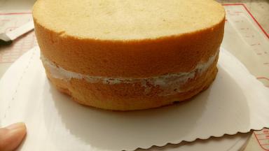 蛋糕从中间切开，里面夹一层奶油。