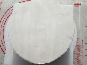 抹好面(这个蛋糕对抹面要求不高，因为外面要贴糯米纸，差不多就可以)
