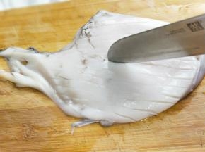 用刀尖划出十字花刀。先竖着划。