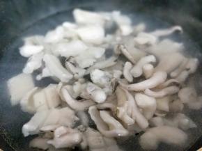 将切好的墨鱼焯水，水烧开后下入墨鱼，加入1勺料酒，大火2分钟捞出。