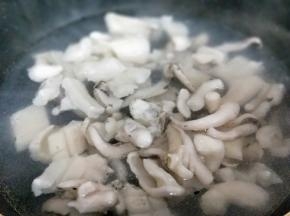 将切好的墨鱼焯水，水烧开后下入墨鱼，加入1勺料酒，大火2分钟捞出。