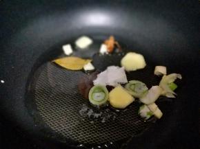 起油锅，加入准备好的香料炒香。