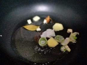 起油锅，加入准备好的香料炒香。