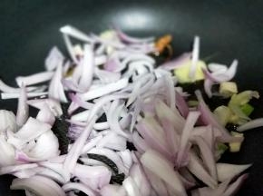 再加入切好的洋葱煸炒。