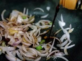 再加入生抽煸炒均匀。