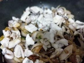 加入焯过水的墨鱼。