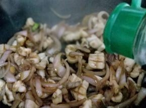 加入胡椒粉。(可以根据个人喜欢，如果不喜欢胡椒粉可以不加。)快速翻炒1分钟即可出锅。