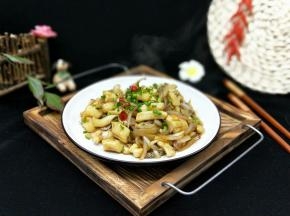 喜欢吃辣的，可以提前放，我成出来时撒上上面做装饰用了，哈哈，因为孩子不吃辣！