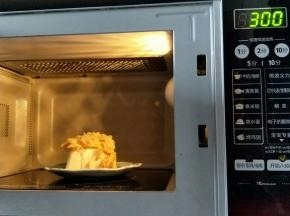 放入微波炉中火叮2-3分钟即可。
