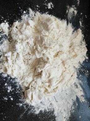 加入温开水拌成面碎