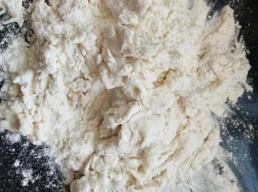 加入温开水拌成面碎