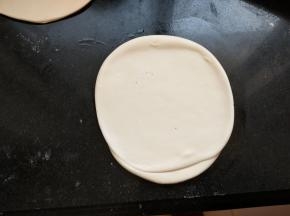 按扁再慢慢擀面开