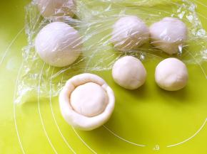 包裹上油酥皮材料，放手心用虎口一点点推揉面团，收好收口，盖保鲜膜松弛15分钟