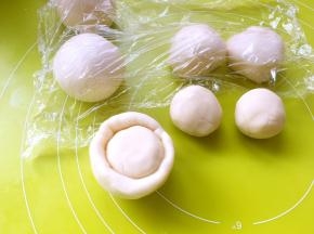 包裹上油酥皮材料，放手心用虎口一点点推揉面团，收好收口，盖保鲜膜松弛15分钟