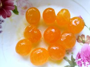 我用的新鲜咸鸭蛋，磕出鸭蛋取出蛋黄，去掉包裹蛋黄的一层薄膜，之后加一小瓶盖朗姆酒，适量的玉米油泡半个小时，期间记得翻面，没有朗姆酒用高度白酒也可以