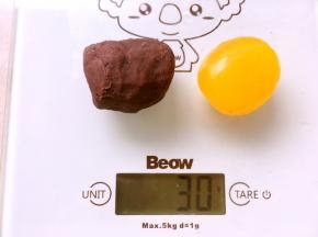 取一个凉透的咸蛋黄，跟豆沙一起称重30克