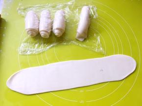 重复8的步骤，顺着牛舌卷的长度擀成长条，长度是之前的一倍半