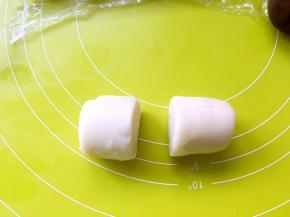 取一份松弛好的牛舌卷，用刀从中间对切成2等份