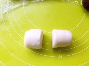 取一份松弛好的牛舌卷，用刀从中间对切成2等份